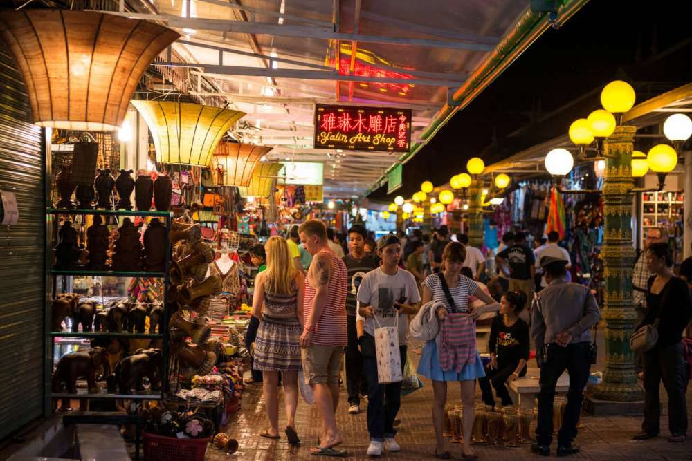 I turisti visitano il mercato notturno di Siem Reap